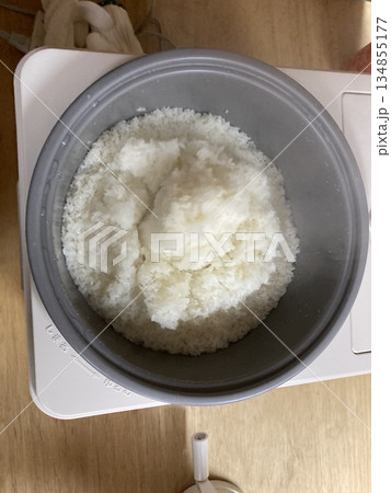 餅つき機で蒸し上がったばかりの粒立ちが良いもち米 餅つき機で蒸し上がったばかりの粒立ちが良いもち米 134855177