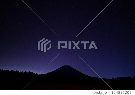 富士山と流星群 富士山と流星群 134855205