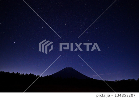 富士山(満天の星空①) 富士山(満天の星空①) 134855207