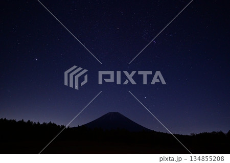 富士山(満天の星空③) 富士山(満天の星空③) 134855208