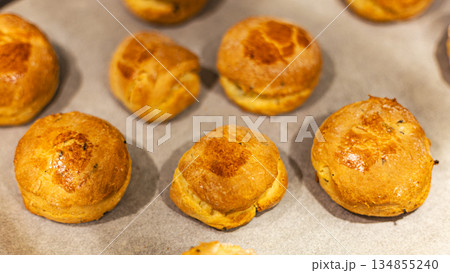 焼き お菓子づくり パンを焼く 134855240