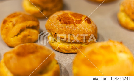 焼き お菓子づくり パンを焼く 134855241