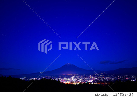富士山と御殿場市内の夜景① 134855434