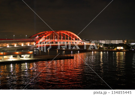 都市風景 夜の神戸港 ライトアップされた神戸大橋 都市風景 夜の神戸港 ライトアップされた神戸大橋 134855445