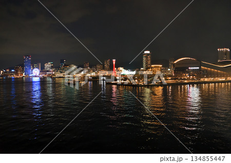都市風景　夜の神戸港　神戸ベイエリア 134855447