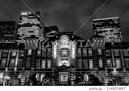 東京駅丸の内駅前広場から見る夜景の駅舎（辰野式ルネッサンスのデザイン）新聞広告用 134855667