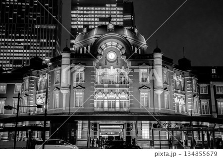 東京駅丸の内北口　ライトアップされた駅舎（辰野式ルネッサンスのデザイン）新聞広告用 134855679