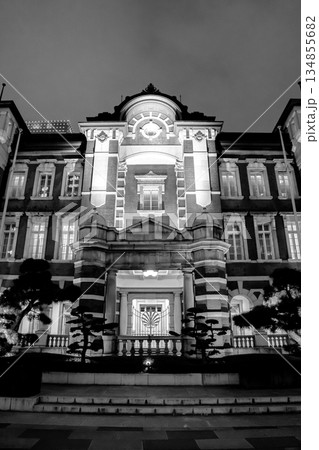 東京駅丸の内駅前広場から見る夜景の駅舎(辰野式ルネッサンスのデザイン)新聞広告用 東京駅丸の内駅前広場から見る夜景の駅舎(辰野式ルネッサンスのデザイン)新聞広告用 134855682