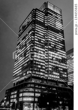 東京駅丸の内駅前広場から見る夜景の新丸の内ビルディング（通称：新丸ビル）新聞広告用 134855685