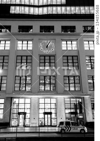 東京駅丸の内駅前広場から見る夜景の東京中央郵便局舎（JPタワー）新聞広告用 134855688