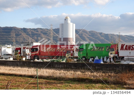 颯爽と留まっている輸送用トラック 134856494