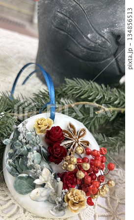 クリスマスリースと赤いキャンドル　キャンドルアート 134856513