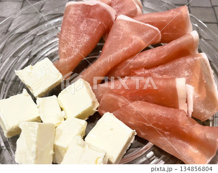 くるりと巻いた生ハムとクリームチーズの盛り合わせ10 134856804