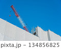 青空と新築分譲マンションの建設現場 134856825