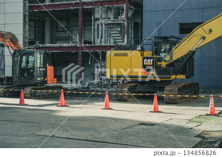 重機と解体工事現場 134856826
