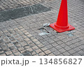 屋外通路　タイルの破損箇所に置かれたパイロン 134856827