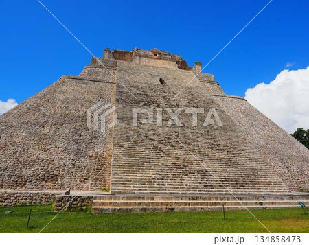 メキシコのウシュマル遺跡　魔法使いのピラミッド 134858473