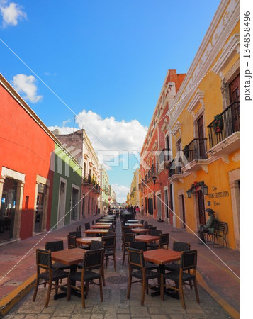 ストリート59　メキシコのカンペチェの町並み 134858496