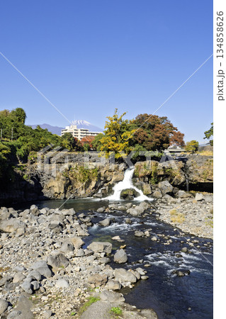 静岡県長泉町・鮎壺の滝と富士山 134858626