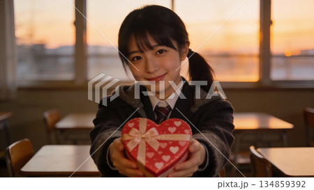 バレンタインデーにチョコレートを渡す女の子 134859392