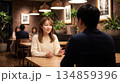 レストランで会話をするカップル 134859396