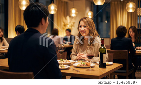 レストランで会話をするカップル 134859397