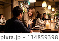 レストランで会話をするカップル 134859398