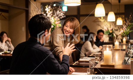レストランで会話をするカップル 134859398