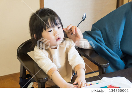 旅館で食事をする日本人の女の子の幼児 旅館で食事をする日本人の女の子の幼児 134860002
