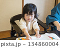 旅館で食事をする日本人の女の子の幼児 134860004