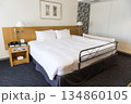 日本のビジネスホテルの客室 134860105