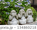 紫陽花と小さな石像 134860218