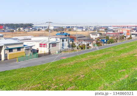埼玉県三郷市江戸川サイクリングロード沿線の風景2025年12月 埼玉県三郷市江戸川サイクリングロード沿線の風景2025年12月 134860321
