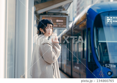 駅のホームでコーヒーを飲む30代女性のライフスタイルシーン 駅のホームでコーヒーを飲む30代女性のライフスタイルシーン 134860765