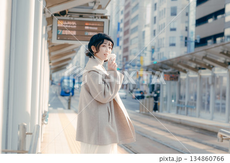 駅のホームでコーヒーを飲む30代女性のライフスタイルシーン 駅のホームでコーヒーを飲む30代女性のライフスタイルシーン 134860766