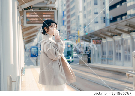 駅のホームでコーヒーを飲む30代女性のライフスタイルシーン 駅のホームでコーヒーを飲む30代女性のライフスタイルシーン 134860767