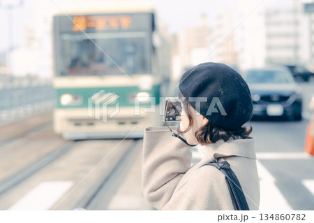 カメラを構えて笑顔を見せる30代女性のポートレート 134860782