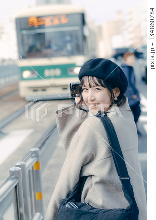 カメラを構えて笑顔を見せる30代女性のポートレート カメラを構えて笑顔を見せる30代女性のポートレート 134860784