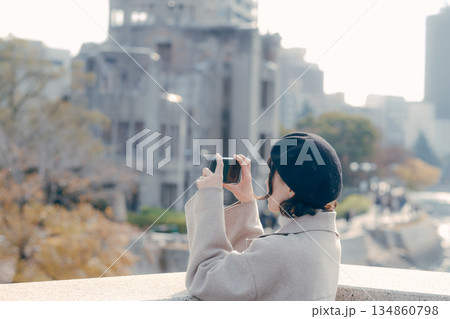観光地でスマートフォンを使って写真を撮る30代女性 134860798
