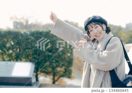 観光地を散策しながら楽しそうに歩く30代女性 134860845