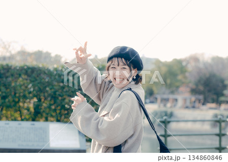 観光地を散策しながら楽しそうに歩く30代女性 134860846