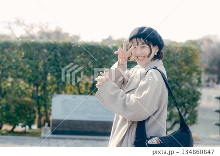 観光地を散策しながら楽しそうに歩く30代女性 134860847