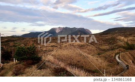 東京都神津島の秋の山の風景 134861168