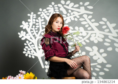 花を愛でる女性 花を愛でる女性 134861214