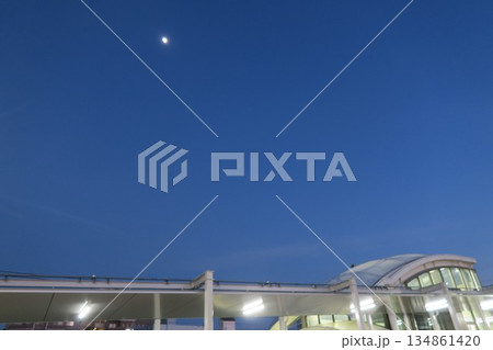 ライトアップされた夜の北綾瀬駅と月明り 134861420