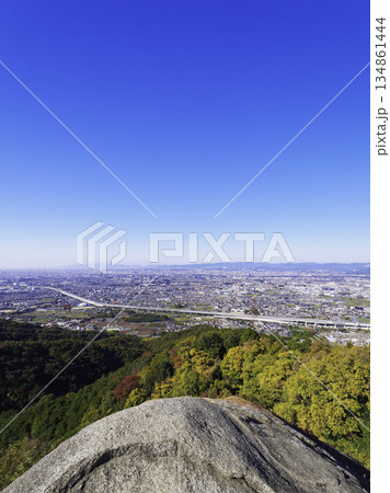 【大阪府交野市／交野山】観音岩より望む秋晴れの北摂 134861444