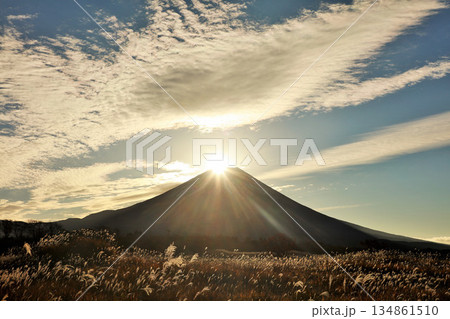 日本の夜明け　ダイヤモンド富士 134861510