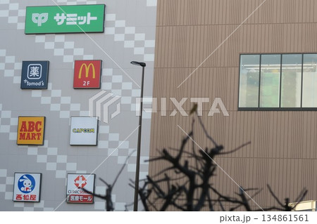 ららテラス北綾瀬の案内板と枯れ木 134861561