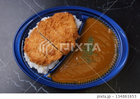 カツカレー弁当 134861653