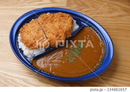 カツカレー弁当 134861657